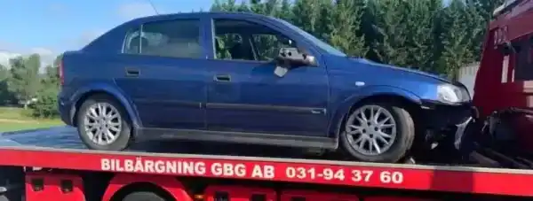 Bilägare jämför bud från flera bilskrotar för att hitta bästa ersättningen för en skrotbil.